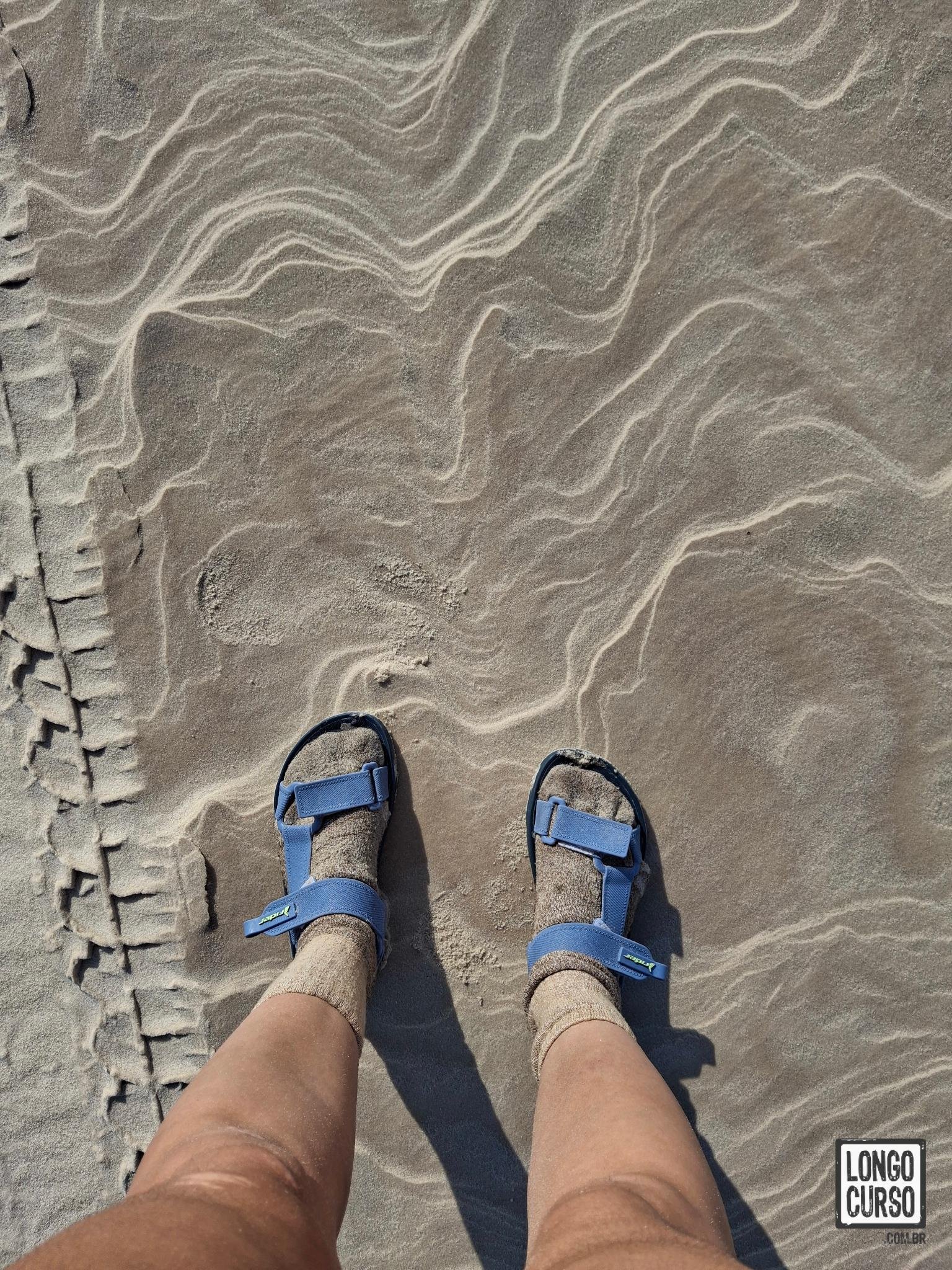 Caminhando na areia seca da praia na aproximação para a Duna da Bandeirinha