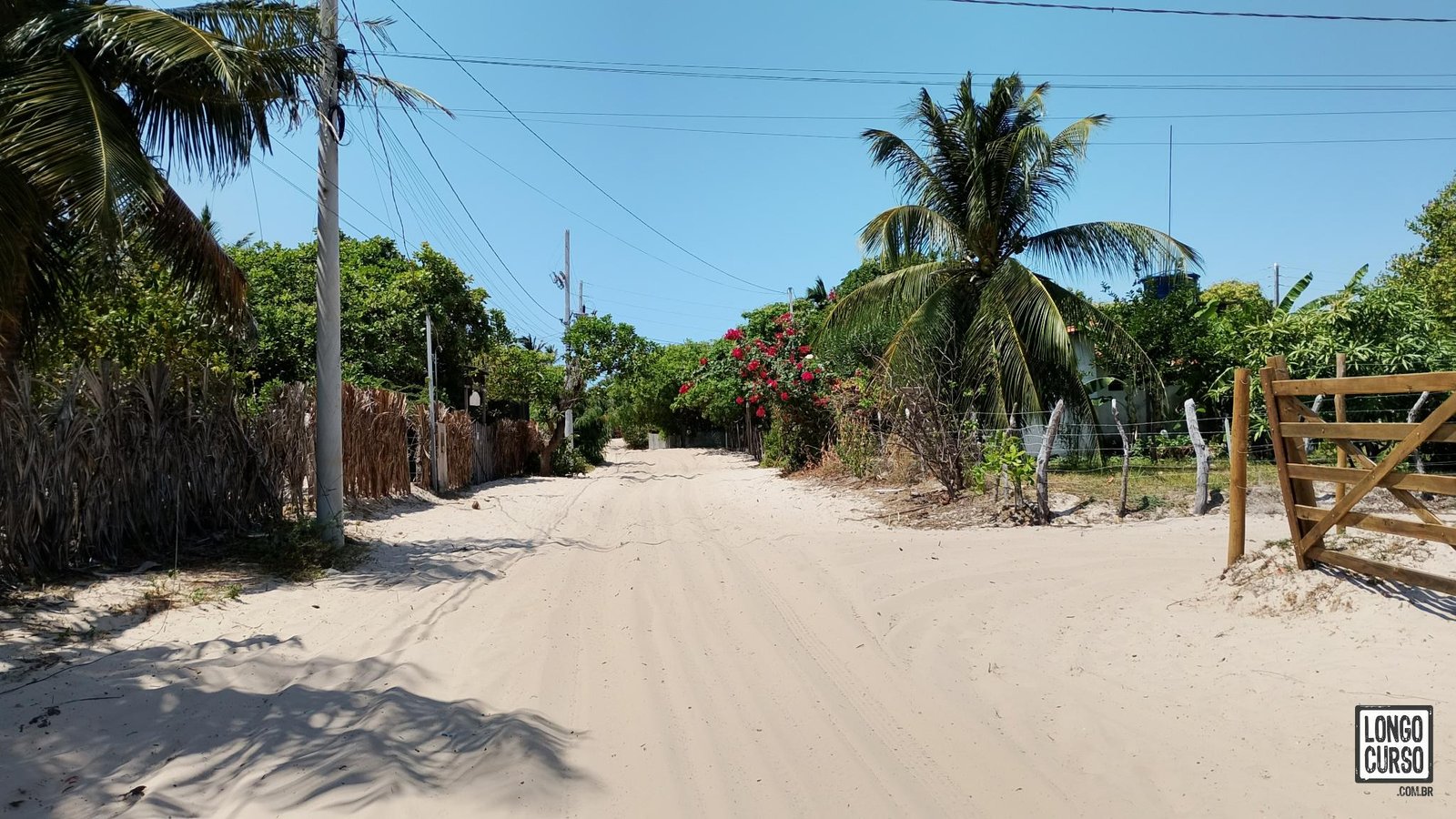 Caminhando pelas vielas de areia em Atins
