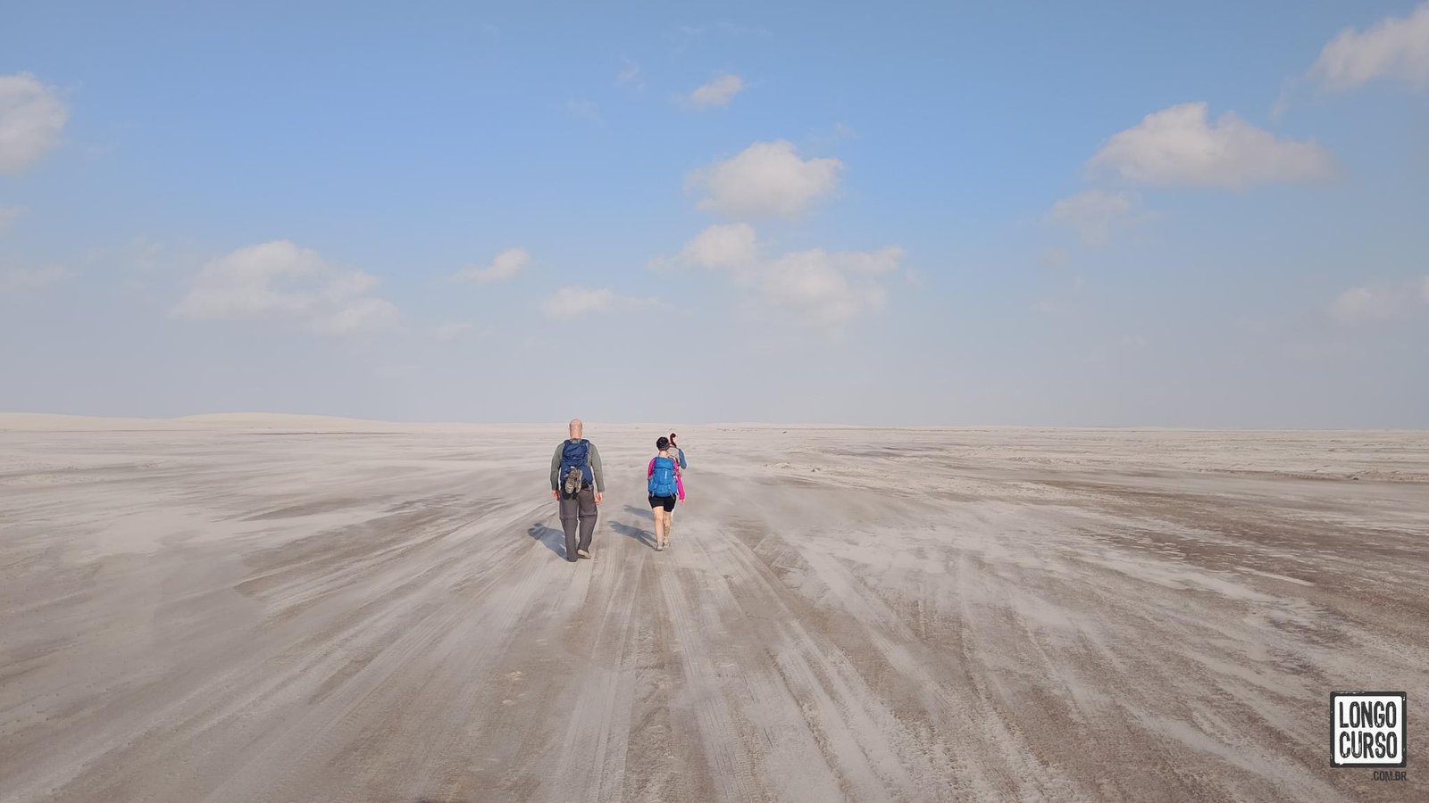 Caminhando na praia rumo à Duna da Bandeirinha