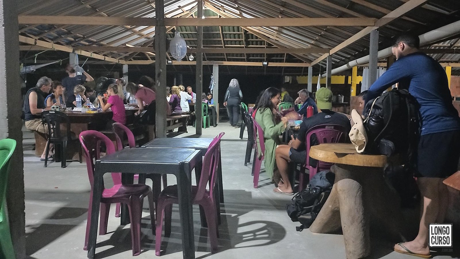 Hora do café da manhã no refeitório da Dona Dete