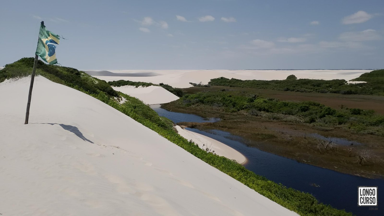 Bandeira no topo da duna vizinha à Lagoa de Betânia