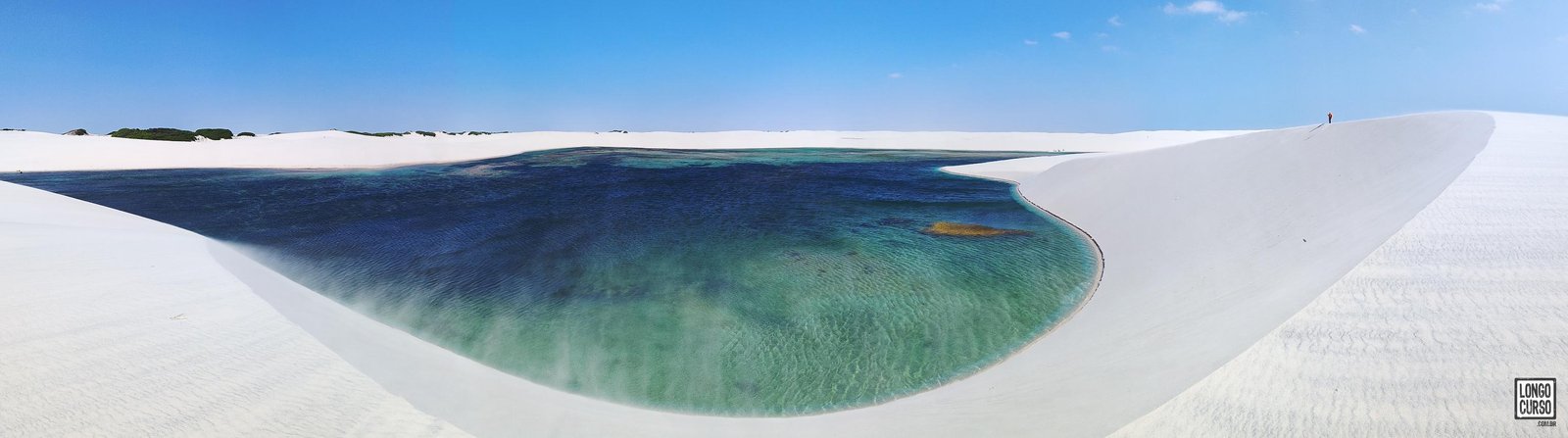 Vento sopra a areia das dunas sobre lagoa no trecho entre os oásis da Baixa Grande e Queimada dos Britos