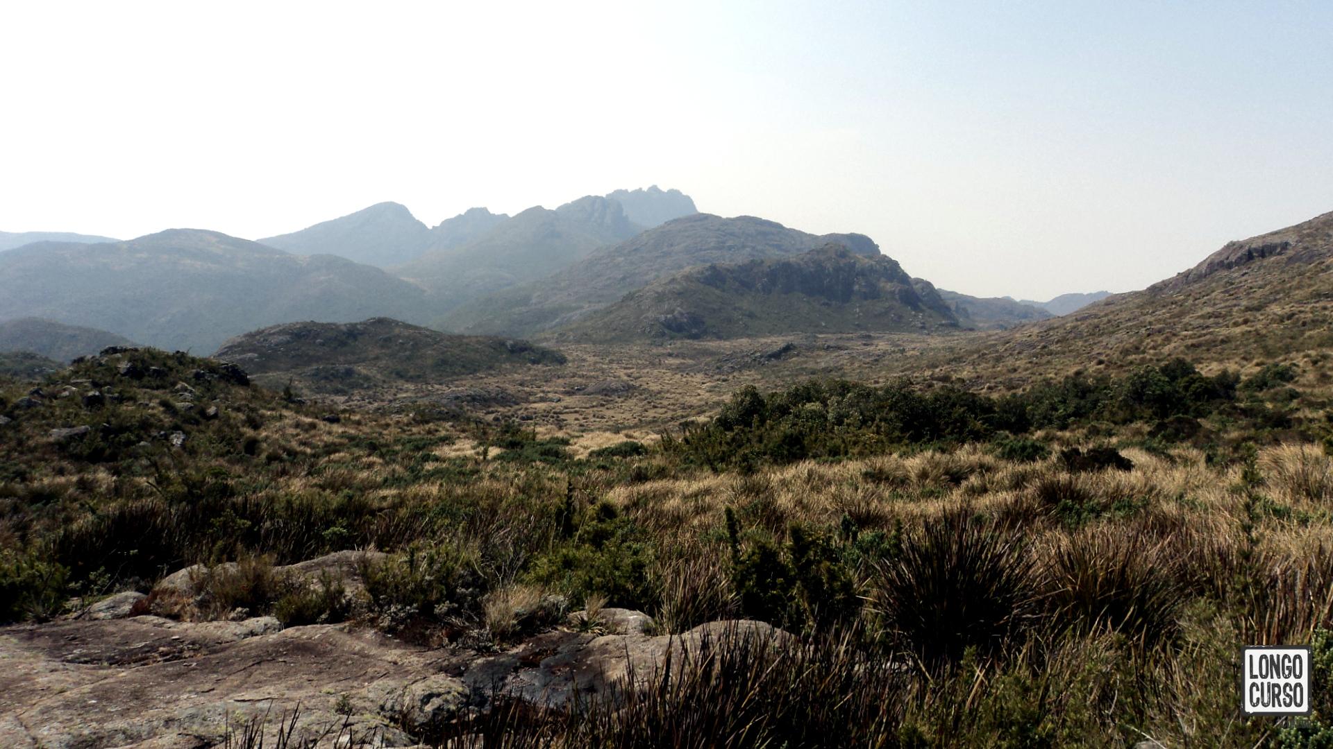 Visual do Circuito dos 5 Lagos. Ao fundo, no último plano, a Pedra do Sino de Itatiaia, a Pedra do Altar e Agulhas Negras