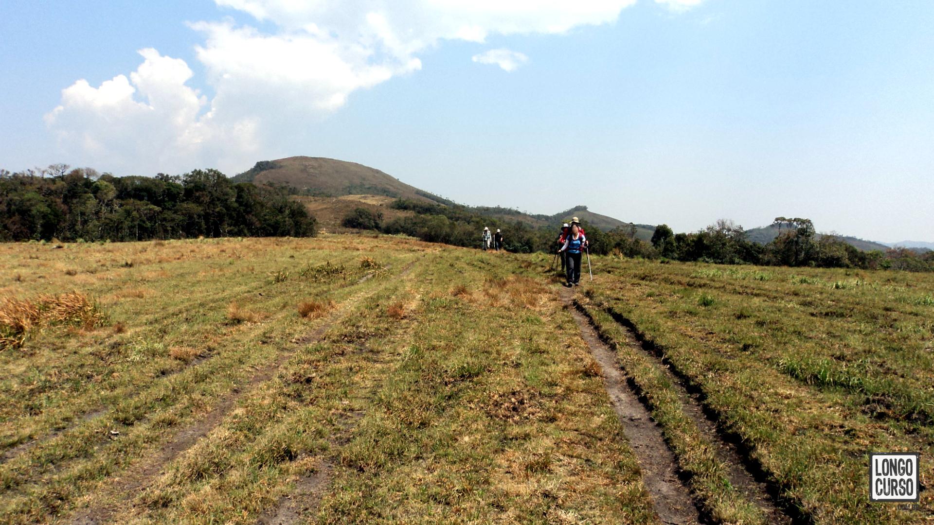 Grupo caminhando no final da manhã do segundo dia